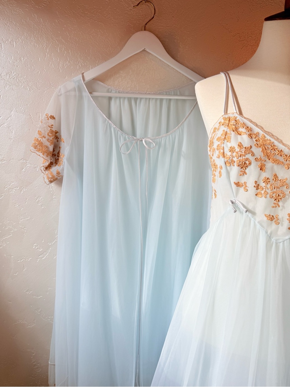 Vintage 1950s Vanity Fair Peignoir Set Pale Blue & Gold Embroidered Small - Picture 4 of 17